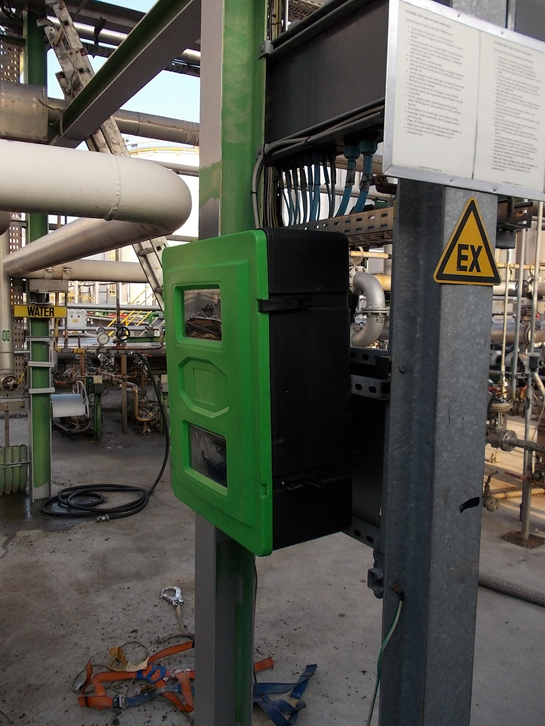 Miljöskåp Vägg 85 Polyetylen H850xb565xd375mm - Bild 2